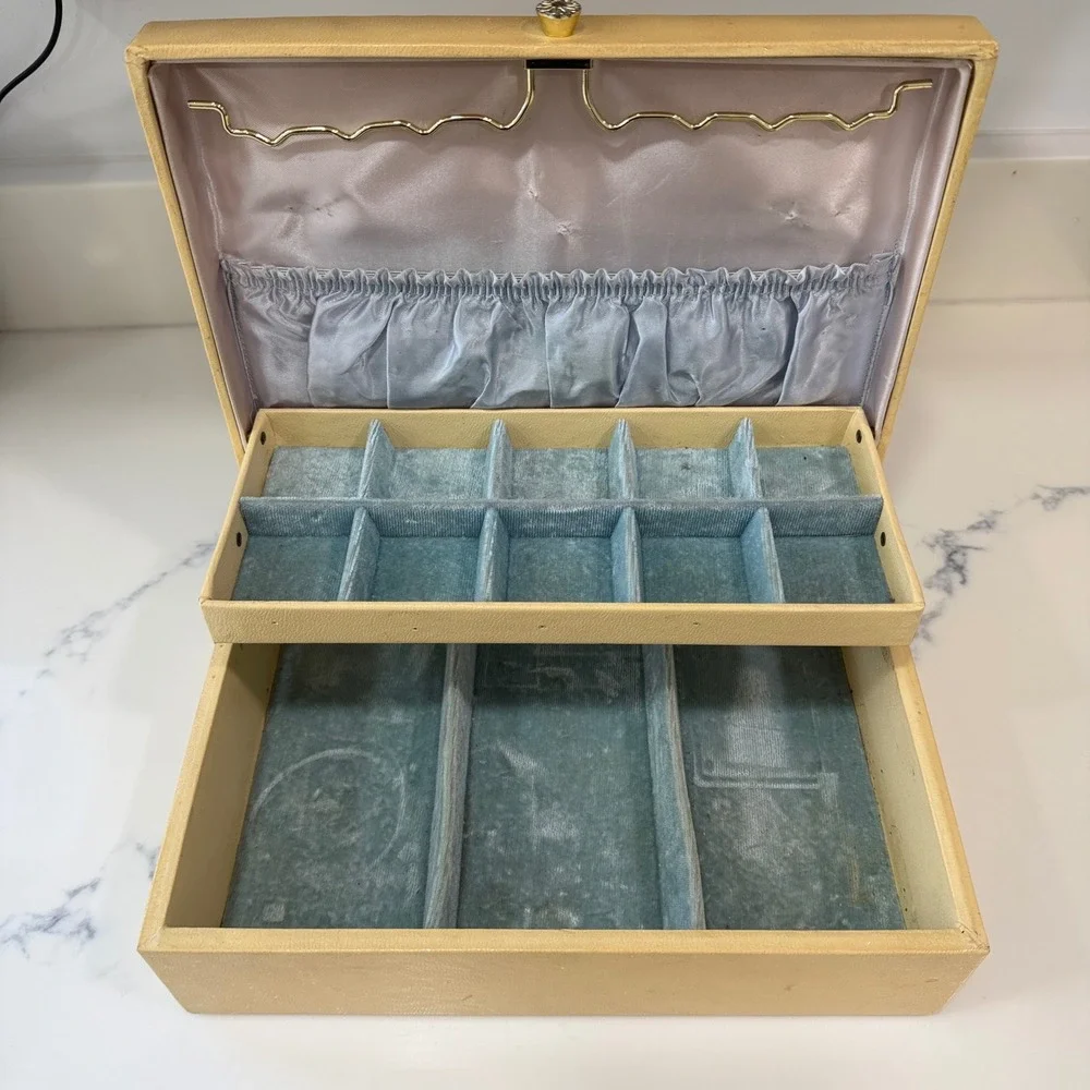 Vintage Lady Buxton Jewelry Box Cream‎ Faux Leather Gold Filigree Blue Velvet